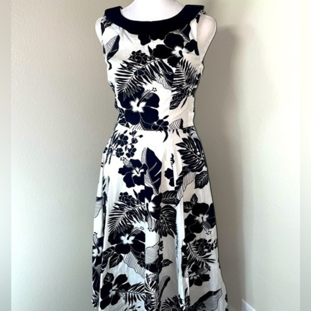 NWT Hearts & Roses Size XS Black and White floral dress